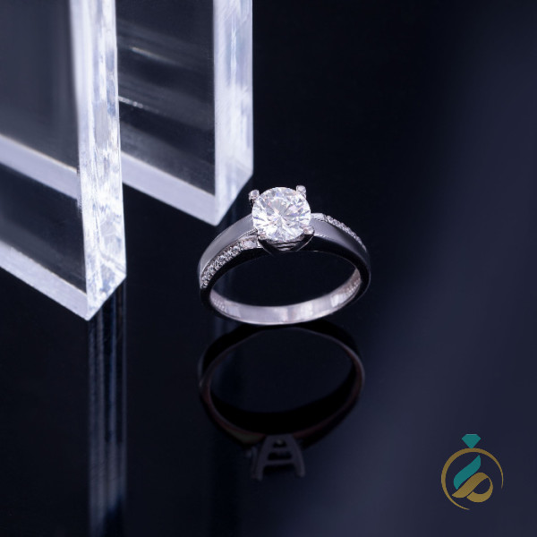 انگشتر تک نگین سفید